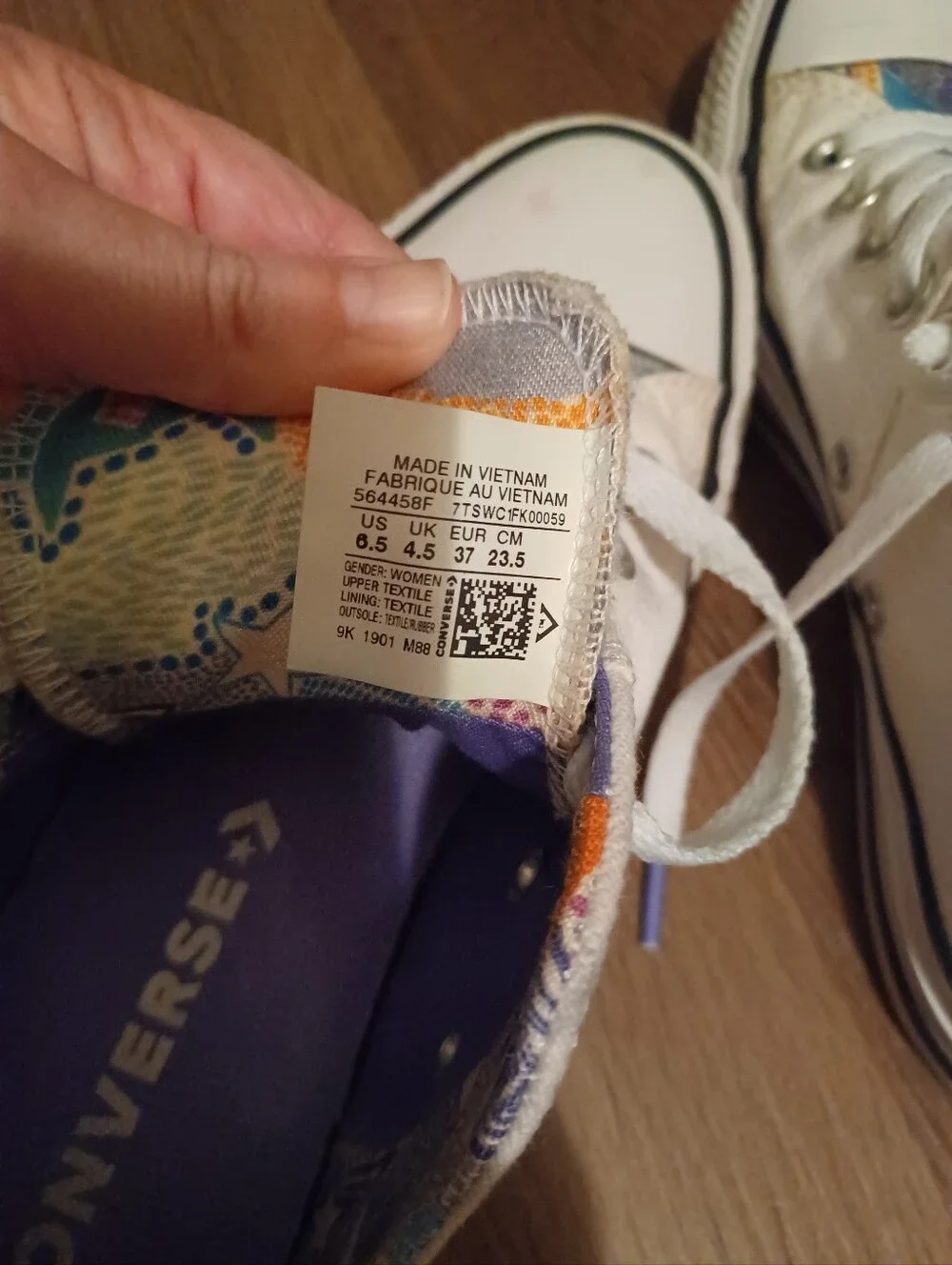 << Converse White Low Top Sneakers with Multicolor Inner Pattern